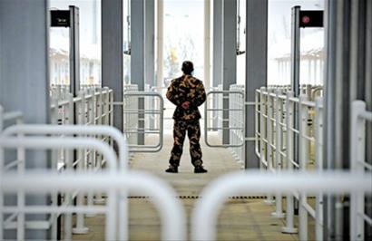 上海世博园区后滩安检入口处,一名武警正在执勤。