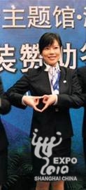 强调线条感的主题馆服装亮相