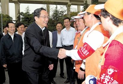昨日,俞正声等市领导亲切慰问平安志愿者。张春海 摄