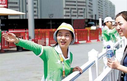 都江堰志愿者陈乔乔在中国馆前为游客指路。