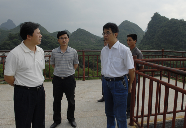 城乡风貌改造二期工程督察组视察恭城县红岩村