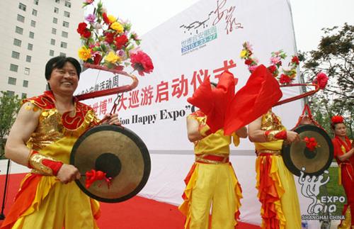 宝钢大舞台外锣鼓喧天