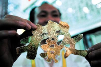 昨天,在宝钢大舞台的中国文化传习区,蒋劲华展示徽州七绝之一的撕纸书法。短短5分钟,隶书“徽”字已然呈现。