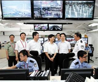 孟建柱来到世博园区运营指挥中心看望慰问安保工作人员。