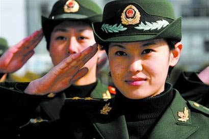 指导员金玲带领女兵训练时目光如炬。陈飞 摄