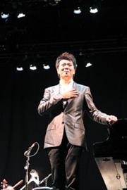 郎朗演出后向现场观众致意。