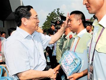 烈日下,俞正声为世博园区服务保障人员拭去额头的汗水。