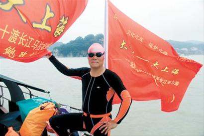 7月13日,鲍政斌在鄱阳湖湖口石钟山水域准备下水横渡鄱阳湖。这是他“游到上海看世博”途中的一段。